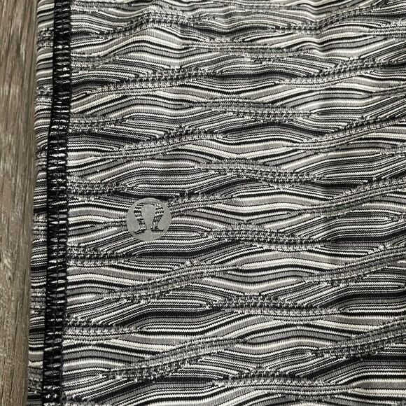Lululemon Speed Tight II Textured Wave Black Silver Spoon / Black - Size: 6 - Picture 13 of 13